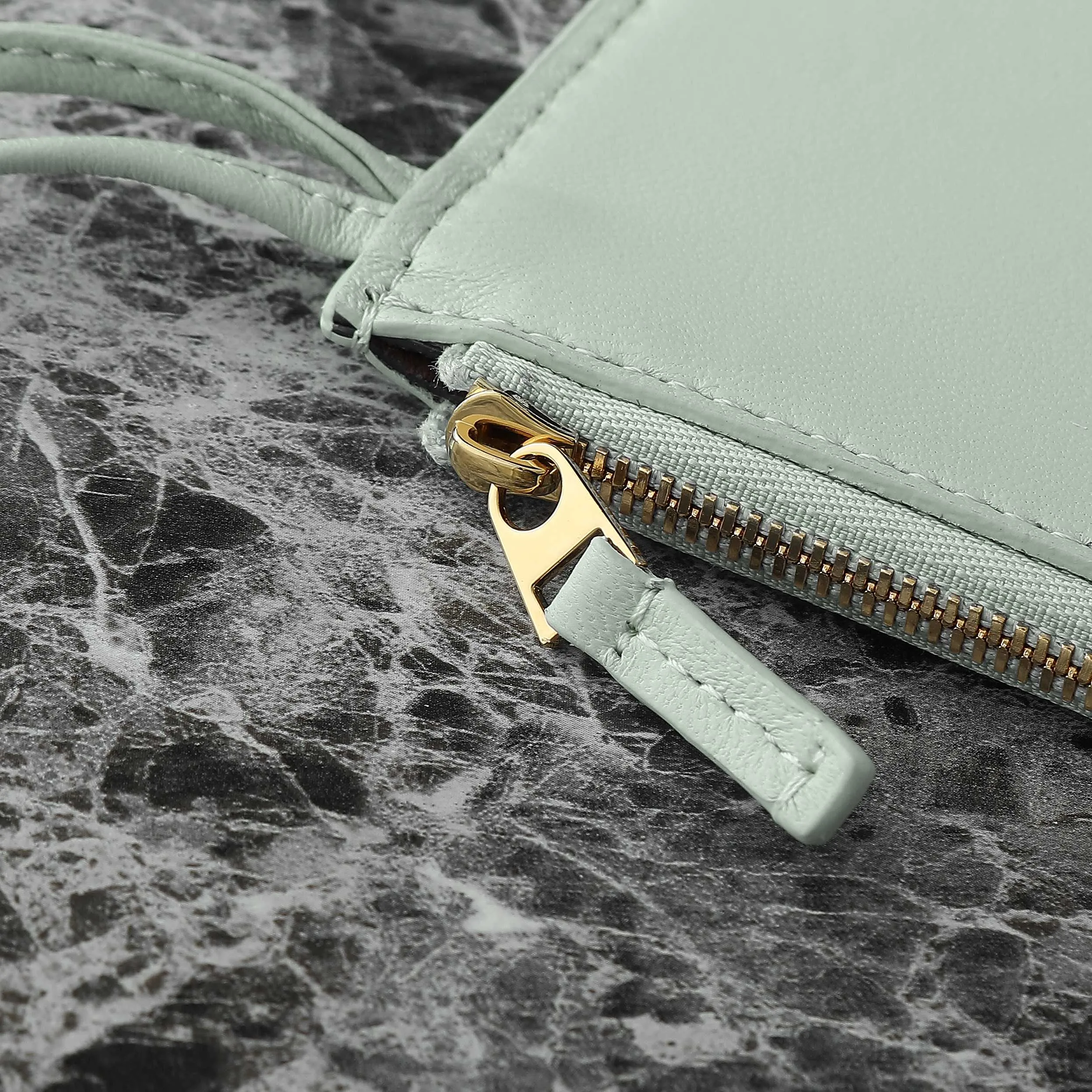 Batch 1660 BV25 spring and summer new product Mini pinacoteca two-tone surface. The weaving process is also super exquisite. Every texture is delicate and clear, and you can see the full ingenuity. 👜The bag uses 1 cm leather strips, which are purely hand-woven, highlighting the brand's craftsmanship. The inside is flipped to reveal a smooth suede lining that can be used on both sides, taking into account both fashion and practicality. 	 The small size can be worn on one shoulder or across the body, making it super versatile for daily commuting! 	 💕Fashionable ladies who like BV, come to me to get the same style~ ​Model number: 819004 ​Size: 24*15*12cm